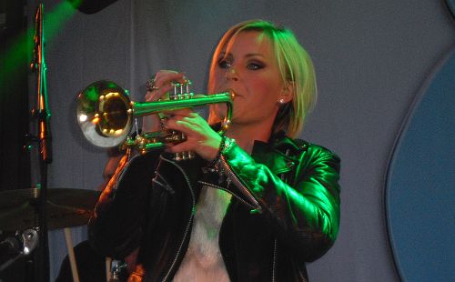 Elisa spelar trumpet