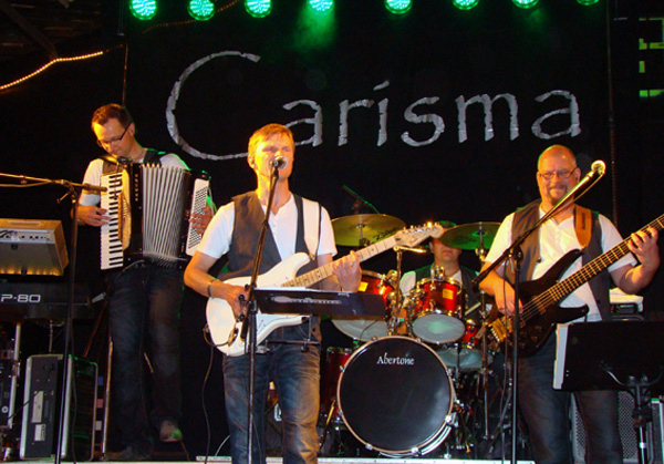Carisma på scenen. Bilden lånad från bandets hemsida