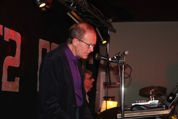 Lennart bakom sina klaviaturer