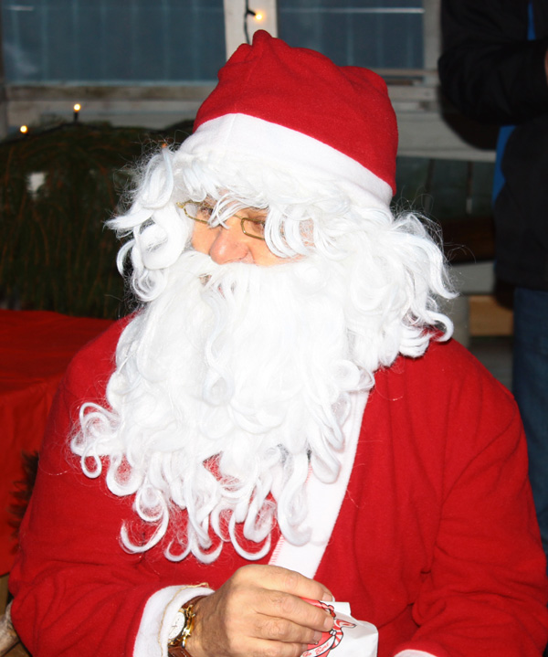 Tomten kom på besök vid Julmarknad vid Kväggeshyttans bygdegård