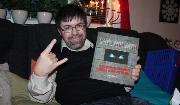 Så här glad blev brorsan för sin bok om Iron Maiden