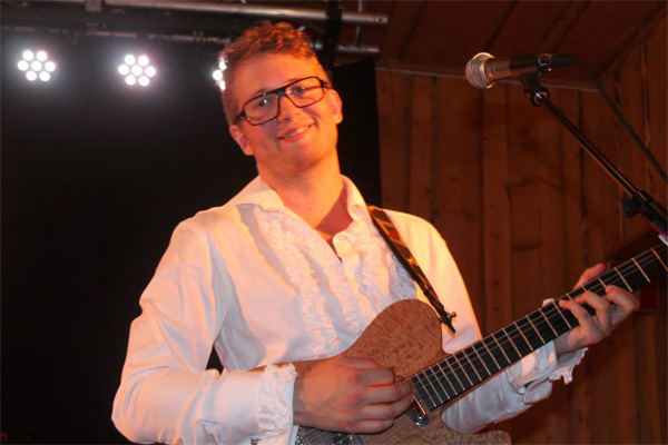 Magnus Heiel Ekeborg med sin läckra gitarr