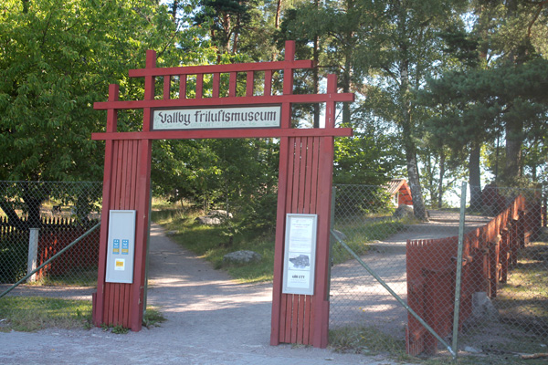 Entrén till Vallby friluftsområde